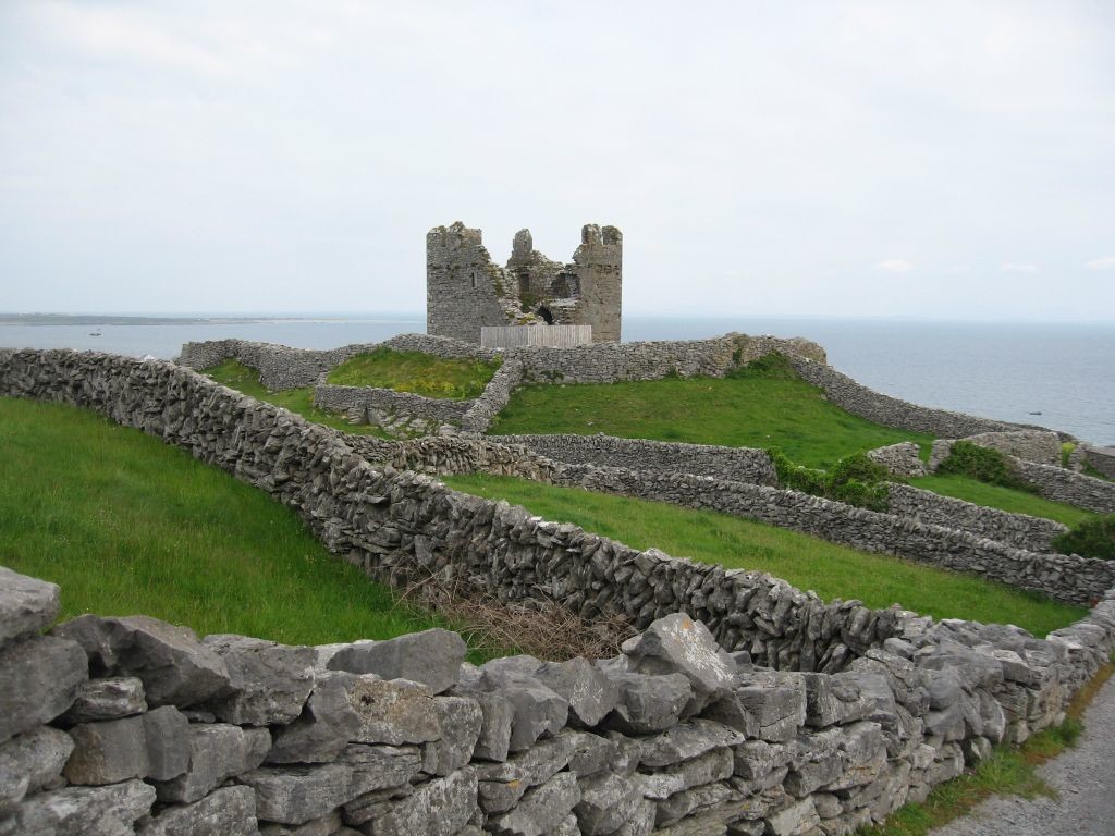 Inis Oírr Ruins. Discover the tradition, culture and heritage of Ireland’s Aran Islands with this complete guide.