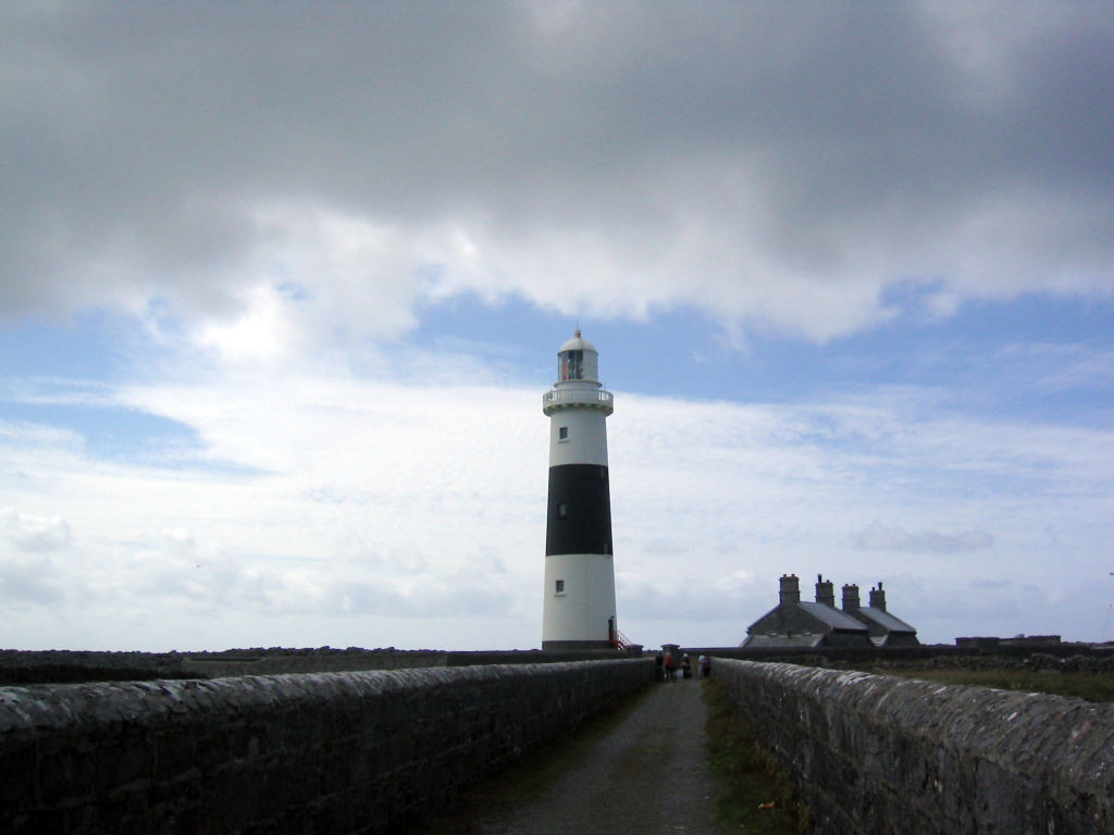 Inis Oírr lighthouse. Discover the tradition, culture and heritage of Ireland’s Aran Islands with this complete guide.